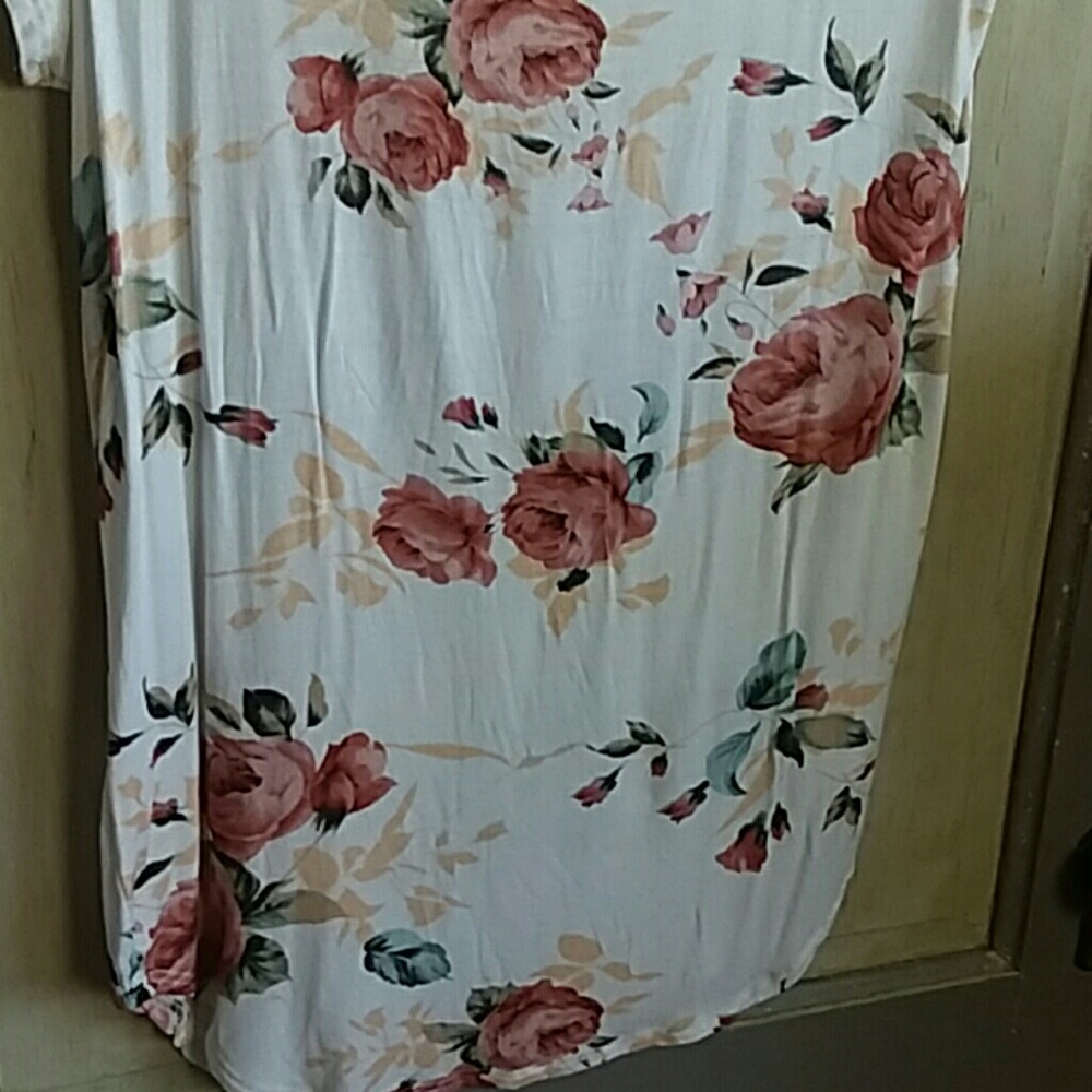 Brenda's Floral Top - Picture 2 of 5